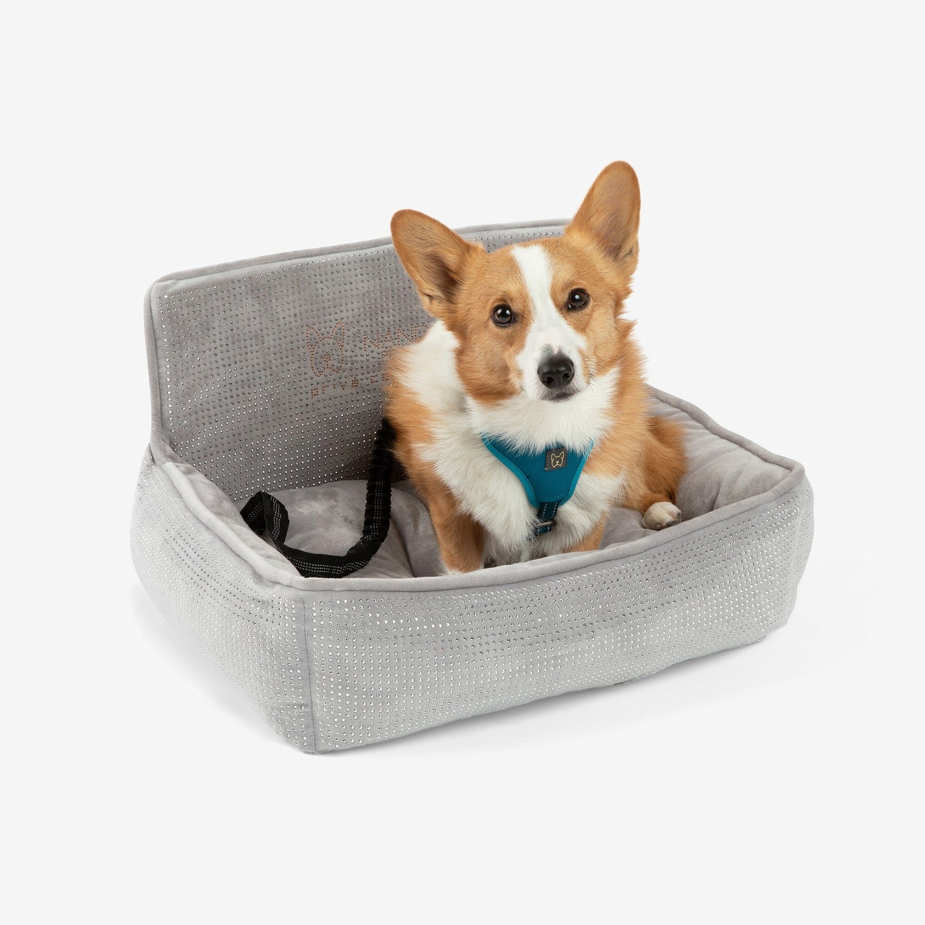 https://www.nandog.com/cdn/shop/files/dog-car-seat-bling-prive-collection-grey-428585_1800x1800.jpg?v=1699331911